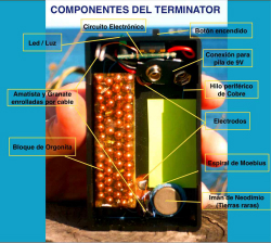 Vista de los componentes del Terminator Zapper incluyendo orgonita, bobina de Möbius, imán de neodimio y cristales